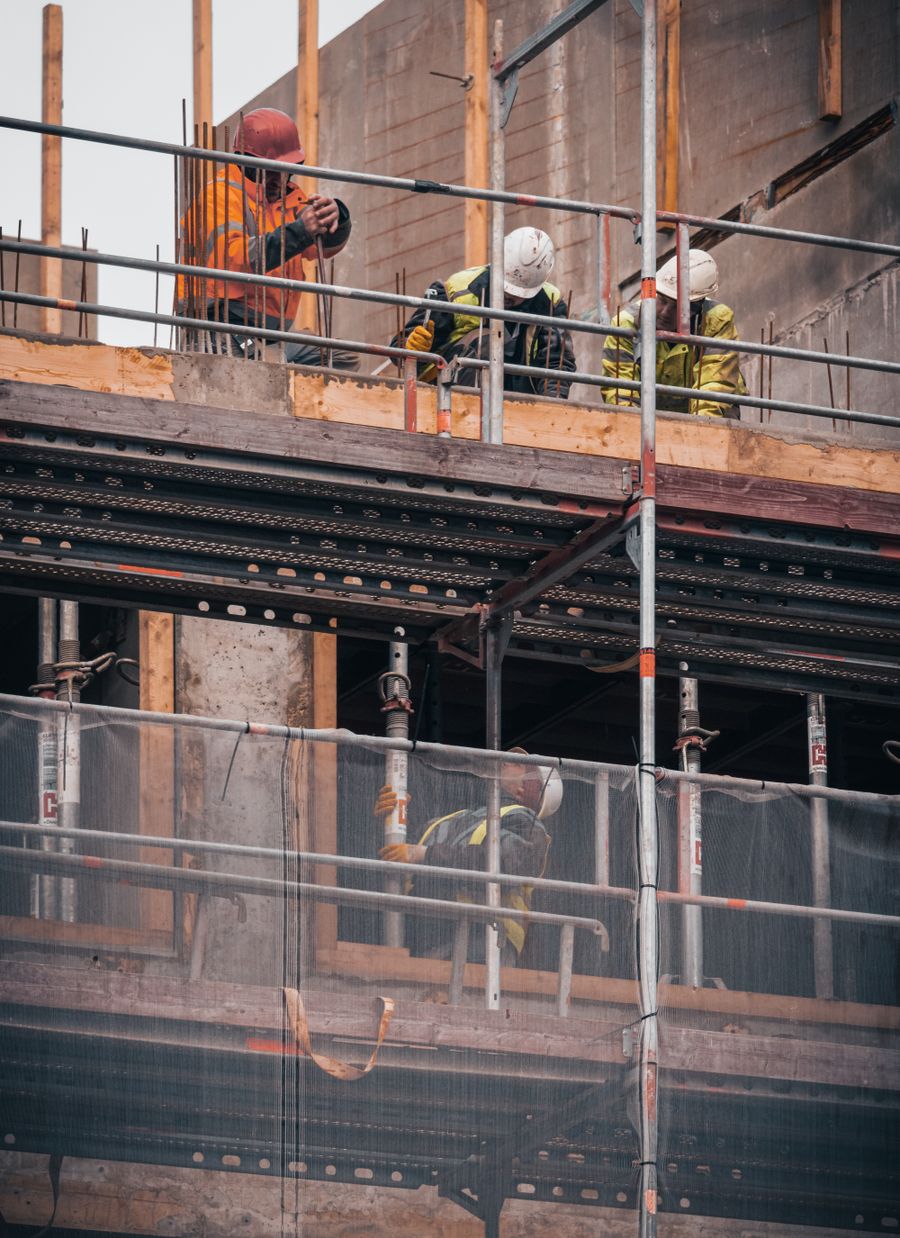 Obrero con casco de construcción