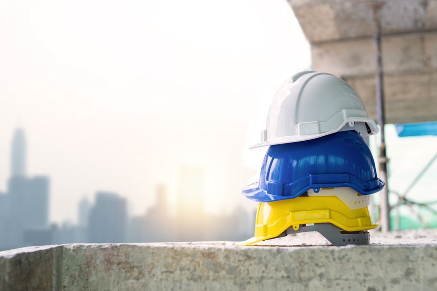Equipo en obra con casco y chaleco de seguridad